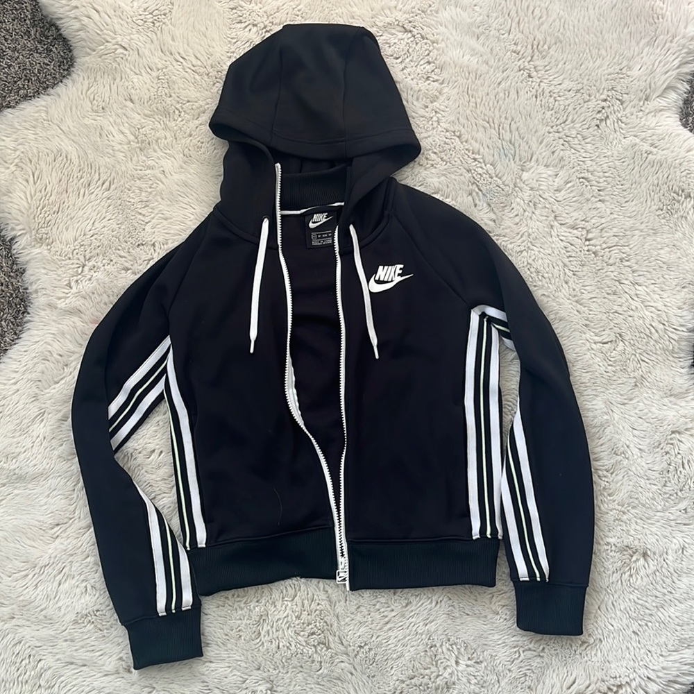 I am selling this nike jacket.